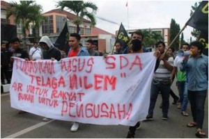 demonstrasi dari aktivis gampar di kantor kejari kuningan